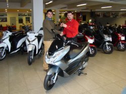 Skůtr Honda - cenu přebírá Martin Šauer za výherkyni, paní Janu Šlaserová