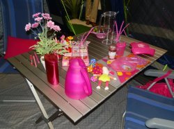 ruzovy stul